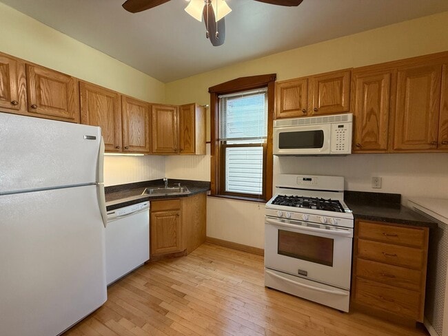 Photo - Gorgeous 2 Bed + Den / 1 Bath Portage Park... Unit 1