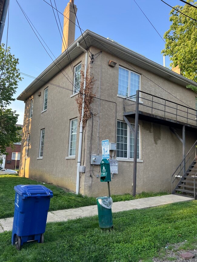 Side // back of property - 285 E 12th Ave Unidad 285