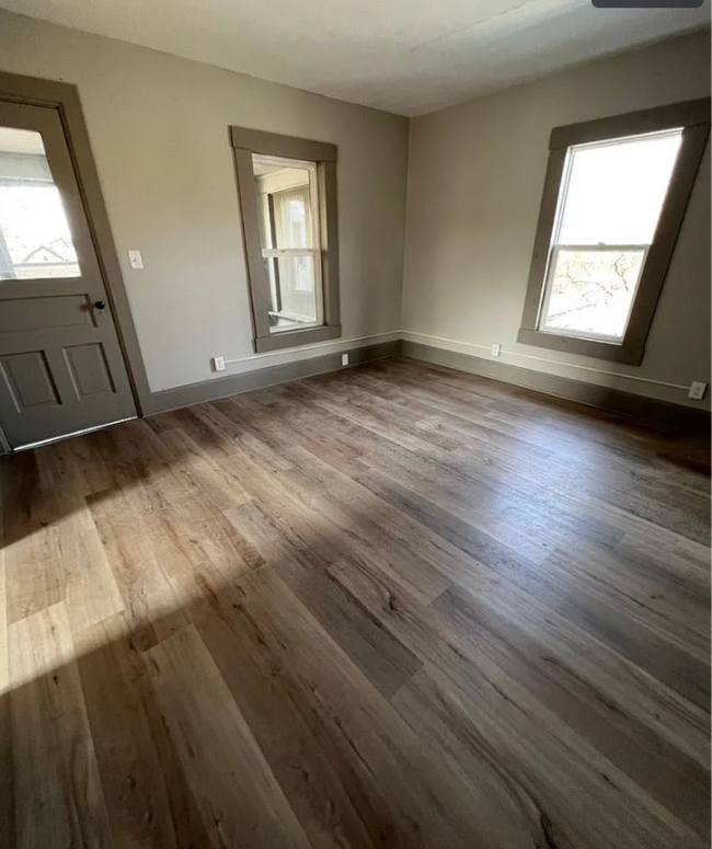 Building Photo - 1025-1027 Redfield Unit 1027