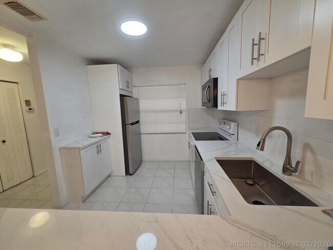 Building Photo - 9187 Norte Lago Unit 5e