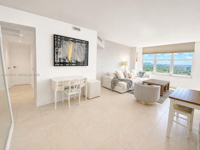 Photo - 4747 Collins Ave Unidad 1101