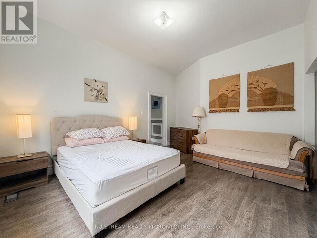 Photo - 72 Snively St