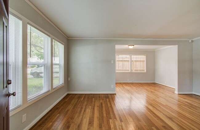 Building Photo - 5519 Huisache St