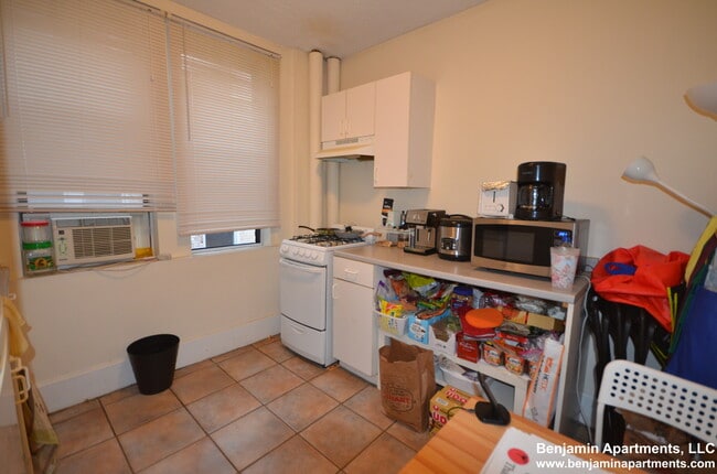 Building Photo - 11 Barrows St Unit 3A