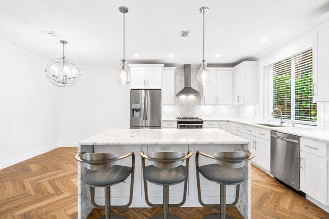 350 SW 8th St