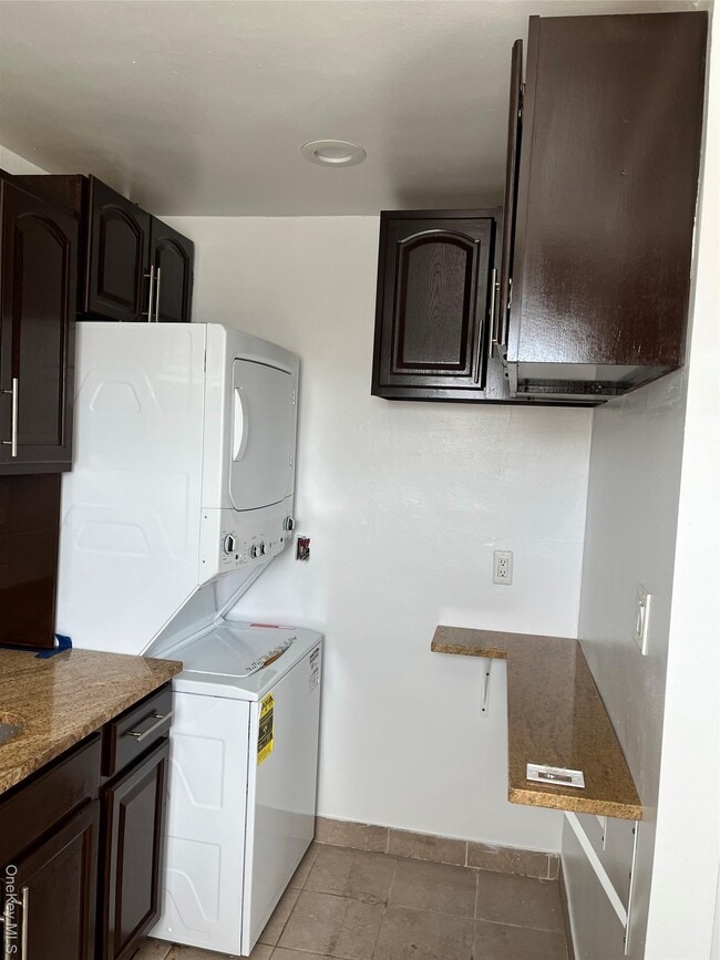 Building Photo - 72-05 Little Neck Pkwy Unit 113B