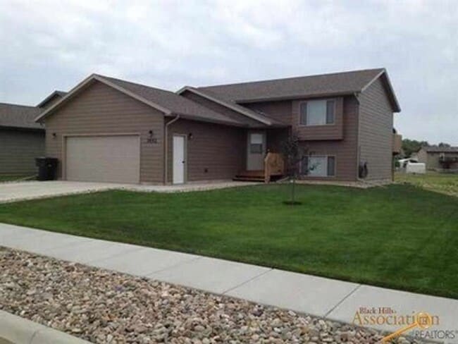 Building Photo - 4 BEDROOM | 2 BATH | SPLIT FOYER HOUSE | GARAGE | RAPID VALLEY