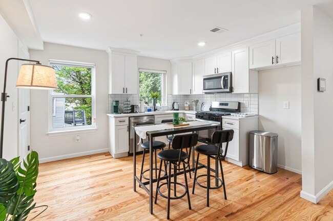 Building Photo - 549 S Orange Ave Unit 1