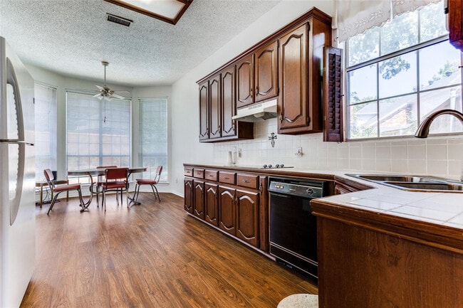 Photo - Room in House on Lakepointe Ave