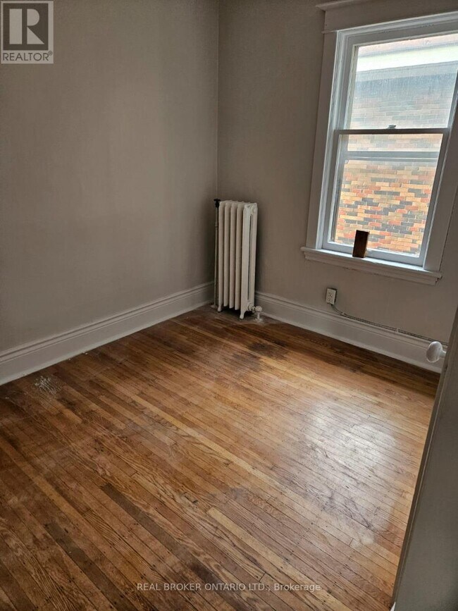 Photo - 985 Main St E Unit 6