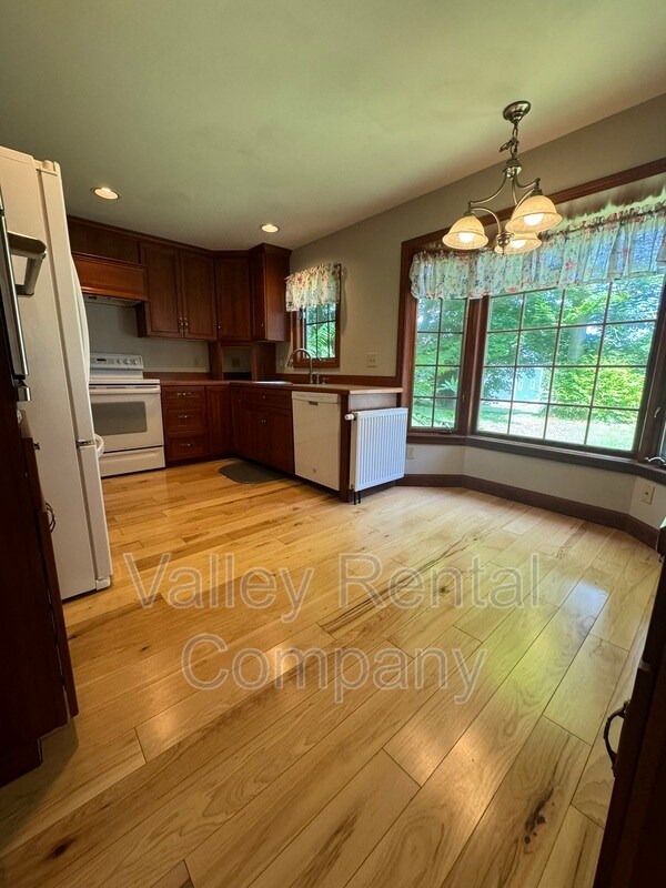 4 Lawrence Plain Rd