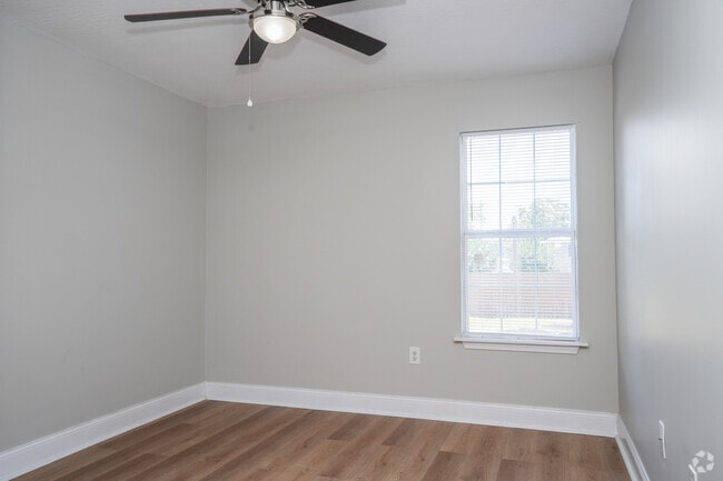 2BR, 1BA - 732SF - Primary Bedroom - Magnolia Trace