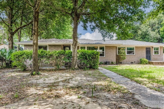 Building Photo - Beautiful East Hill home located in one of...