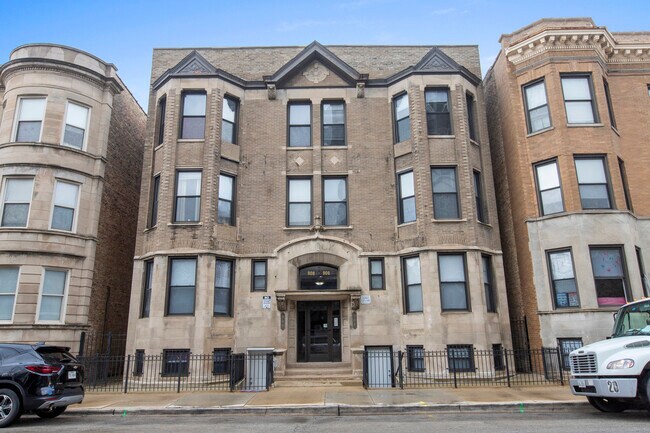 Photo - 908 W Montrose Ave Apartments