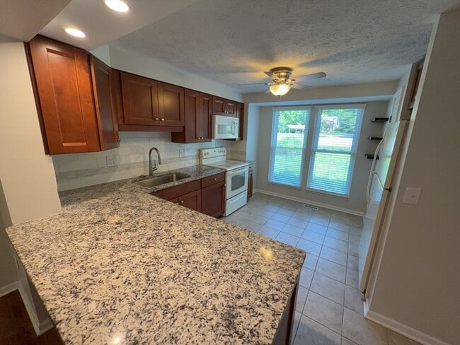 Photo - 778 Woodlyn Dr S