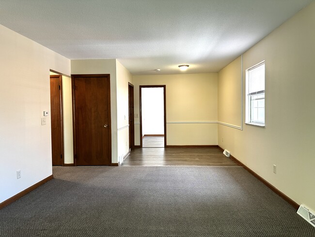 Building Photo - 3933 Clareridge Dr Unit #2Upper Rental