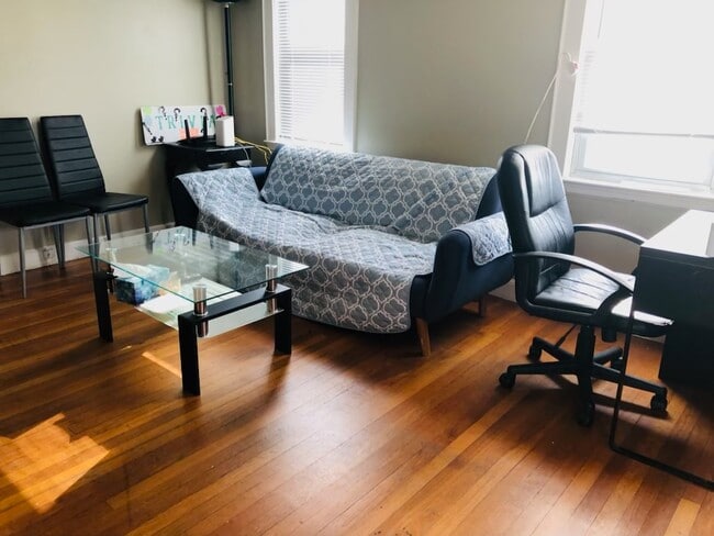 Sala de estar - 53 Germain Ave Unidad 2R