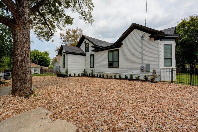 Photo - 901 Shoal Cliff Ct