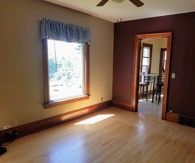 Living Room - 2531 S Brisbane Ave Unidad The Brisbane Upper