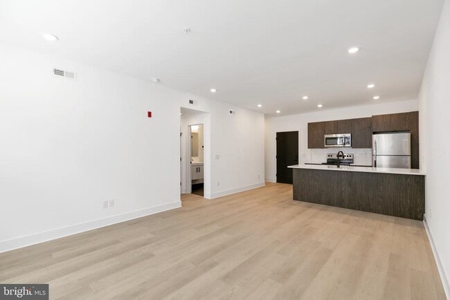 Building Photo - 3045-51 Richmond St Unit 207 Rental