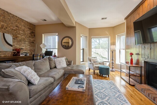 Unit 2- Living Room - 845 W Leland Ave Apartments Unit 2