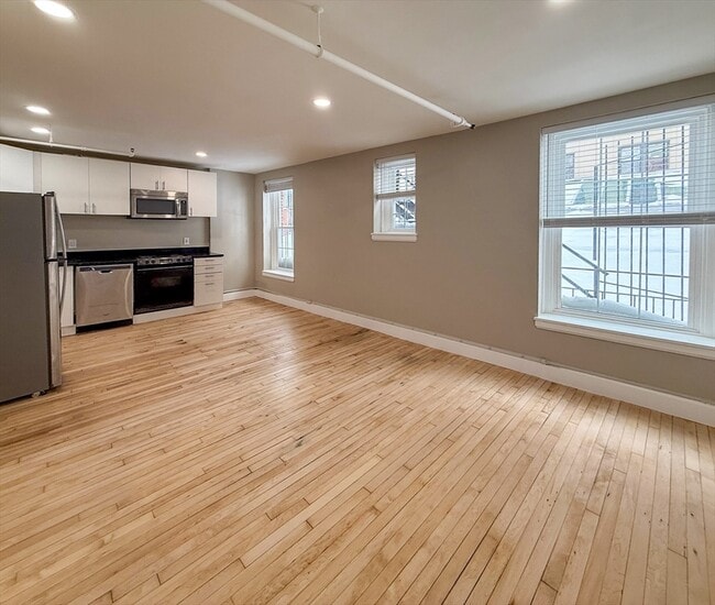 Building Photo - 48 Winter St Unit 5R