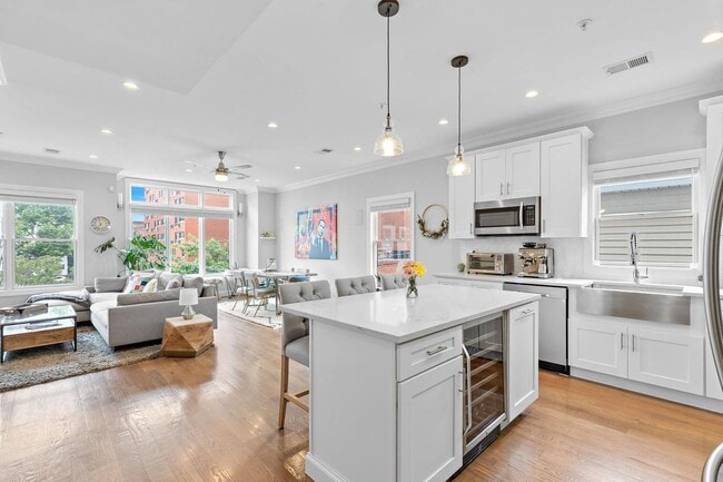 Building Photo - 61 Bleecker St Unit 2