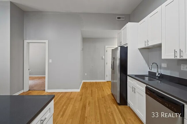 Photo - Spacious 4b/2b Top Floor, Wicker Park Avail July 1st! Unit 3
