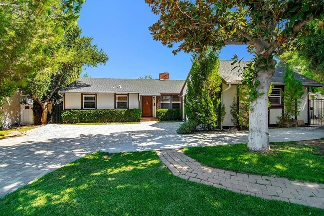 Building Photo - 17601 Tarzana St