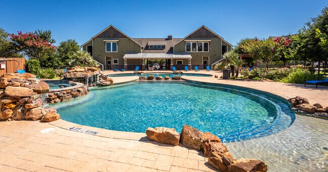 Piscina estilo centro vacacional con parrillas al aire libre, amplia terraza, Jacuzzi, fuentes de agua y abundante sol - The Village on Telluride