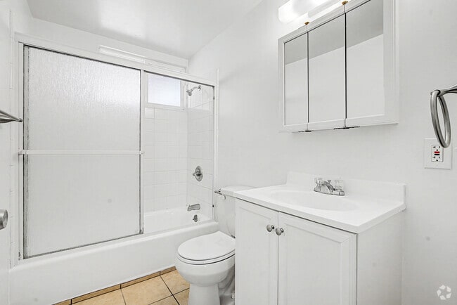 1BR, 1BA - 425SF - Bathroom
