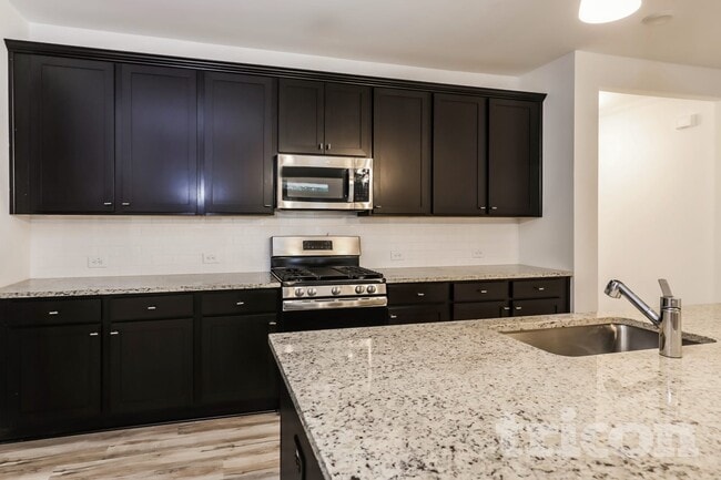 Photo - 173 Everett Sq House