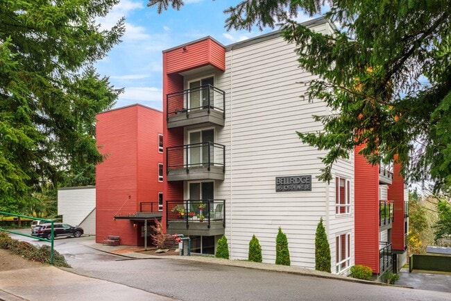 Building Photo - Spacious Condo on Main St. Bellevue!!