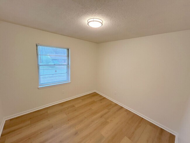 Photo - 1885 Dessa Dr