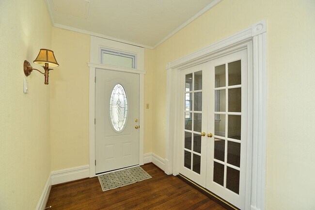 Front hallway - 98 Ohio River Blvd