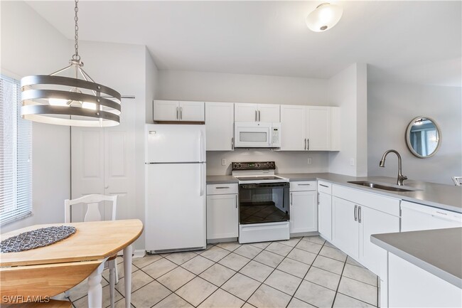 Building Photo - 725 Saratoga Cir Unit 102 Rental