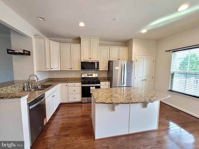 Photo - 3567 Sprigg St S