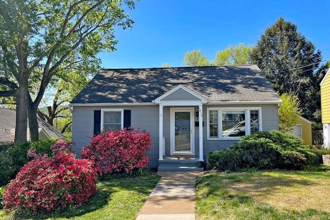 Building Photo - Charming City Cottage With Fenced Yard