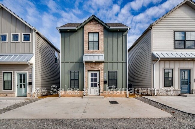 Building Photo - 606 W 2nd St