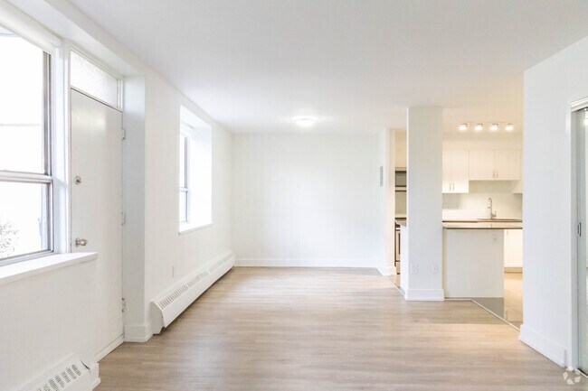 1BR, 1BA - 785SF - Living Room - Berkley Parkside