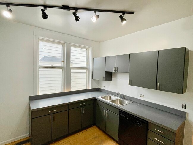 Building Photo - 1721 W Farragut Ave Unit 2