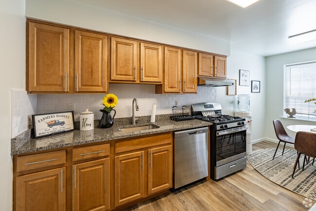 2BR, 2BA - 1,075SF - Kitchen
