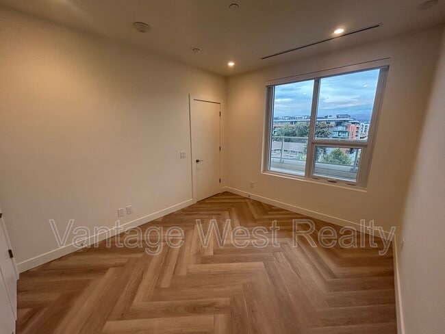 Photo - 3340-3340 Lakeshore Rd