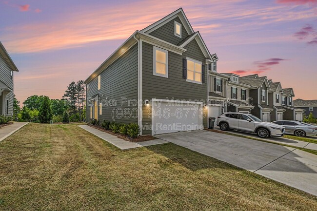 Photo - 2785 Yeager Dr NW