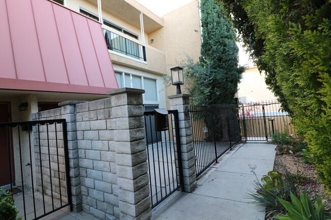 Photo - Townhome for Lease in Desirable Encino!
