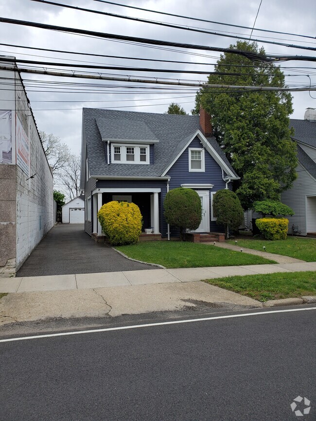 Building Photo - 91 Jerusalem Ave Rental