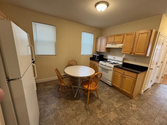 Photo - 220 Middlesex Ave Unidad 4