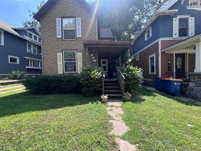 Building Photo - Three Bedroom on the NE Side of GR! Unit 738 Fountain NE -  2 Rental