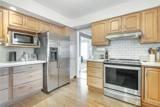 Building Photo - Fully Furnished 5 Bedroom 2.5 Bathroom in Madison, WI