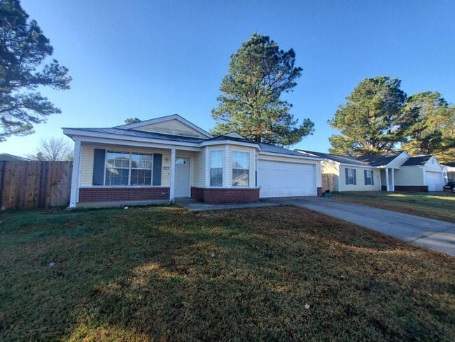 Building Photo - Nice 3 bedroom 2 bath home with fenced in ...